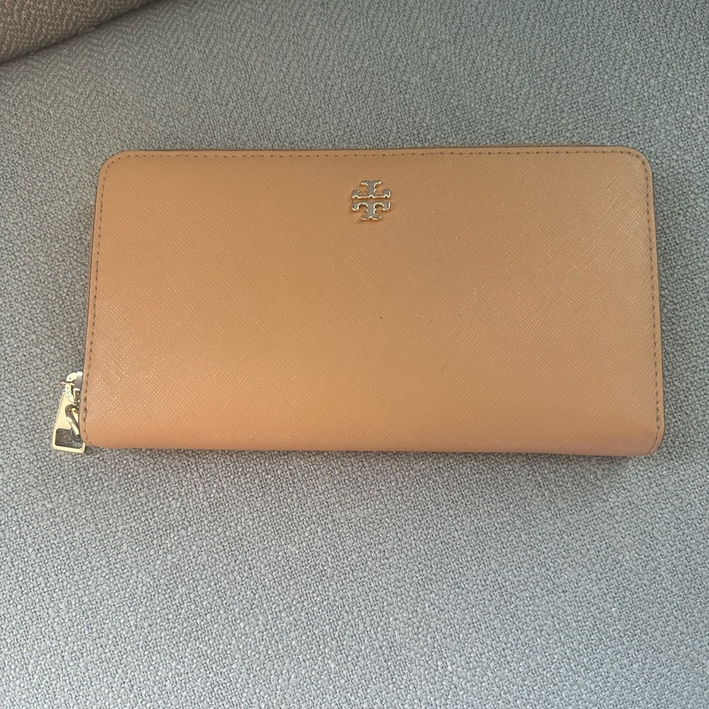 Tory Burch camel colored wallet barely used and very functional.